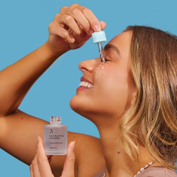 Azure Tan “Face Plumping Tan Serum” Putlinantis hialurono rūgšties veido serumas su savaiminio įdegio efektu